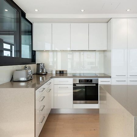 Appartement Superb Elevated Views Of Harbour With Heated Pool, Gym & Parking à Mount Maunganui Extérieur photo