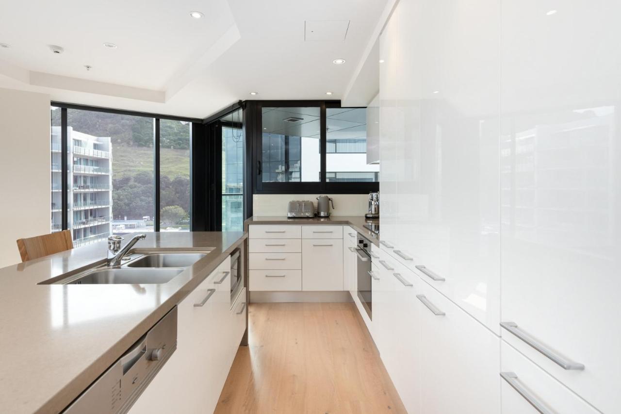 Appartement Superb Elevated Views Of Harbour With Heated Pool, Gym & Parking à Mount Maunganui Extérieur photo