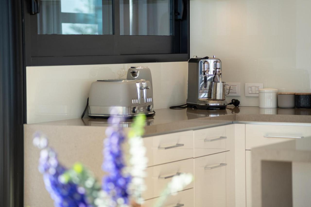 Appartement Superb Elevated Views Of Harbour With Heated Pool, Gym & Parking à Mount Maunganui Extérieur photo