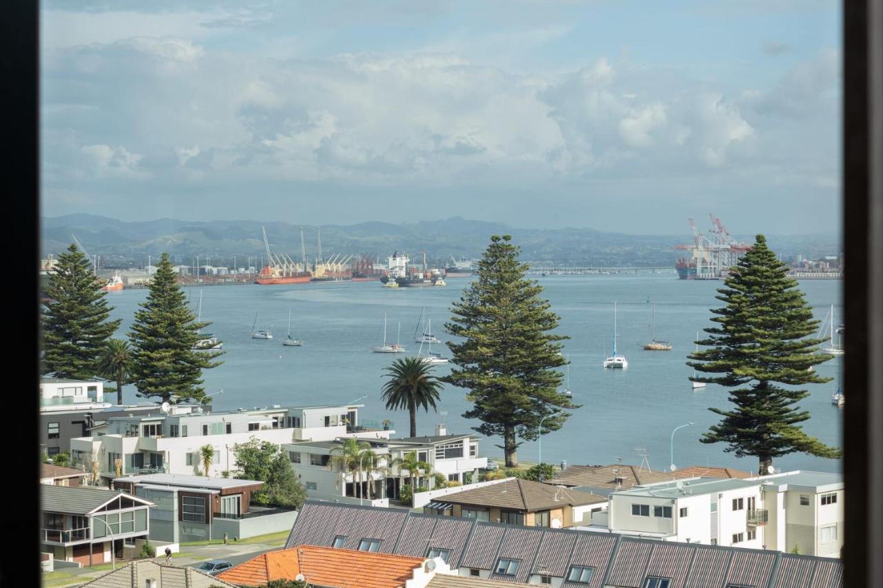 Appartement Superb Elevated Views Of Harbour With Heated Pool, Gym & Parking à Mount Maunganui Extérieur photo