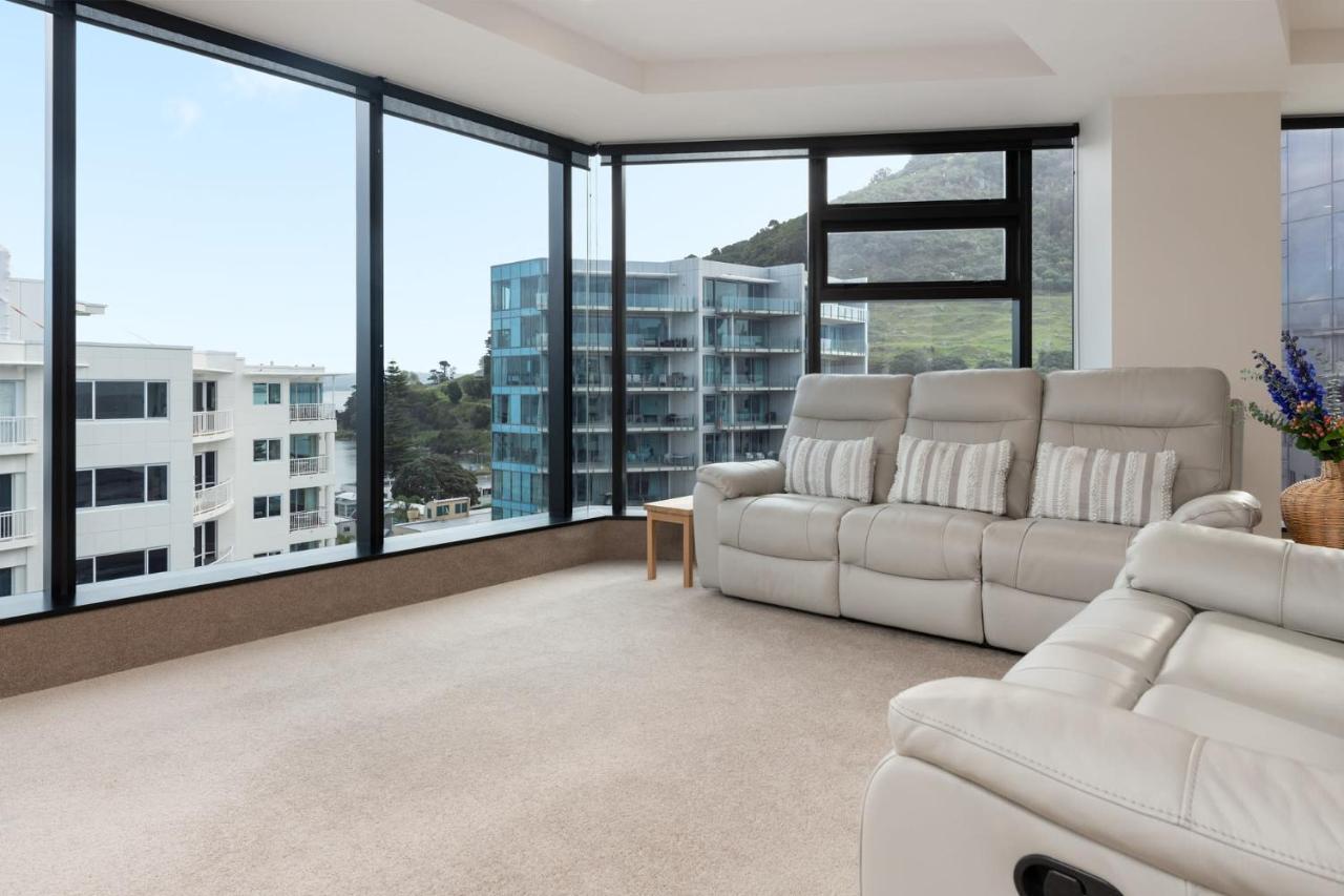 Appartement Superb Elevated Views Of Harbour With Heated Pool, Gym & Parking à Mount Maunganui Extérieur photo