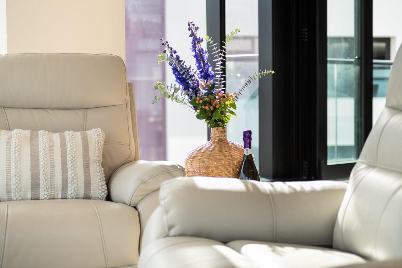 Appartement Superb Elevated Views Of Harbour With Heated Pool, Gym & Parking à Mount Maunganui Extérieur photo