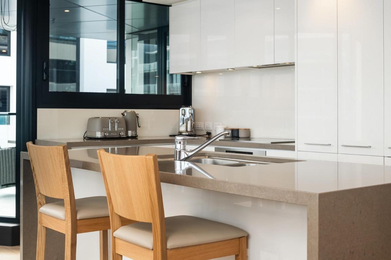 Appartement Superb Elevated Views Of Harbour With Heated Pool, Gym & Parking à Mount Maunganui Extérieur photo