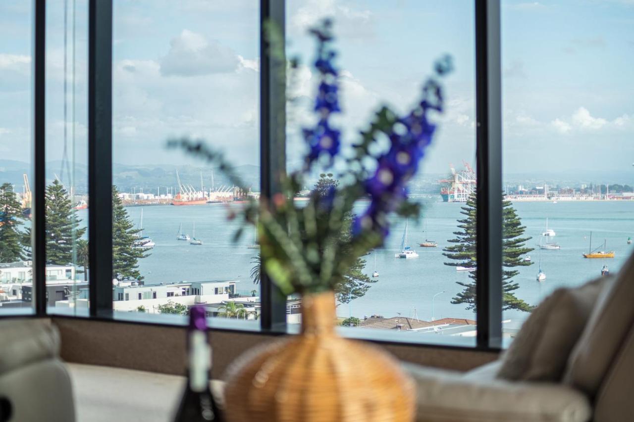 Appartement Superb Elevated Views Of Harbour With Heated Pool, Gym & Parking à Mount Maunganui Extérieur photo