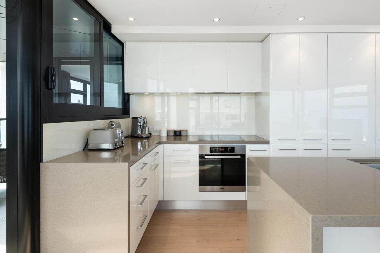 Appartement Superb Elevated Views Of Harbour With Heated Pool, Gym & Parking à Mount Maunganui Extérieur photo