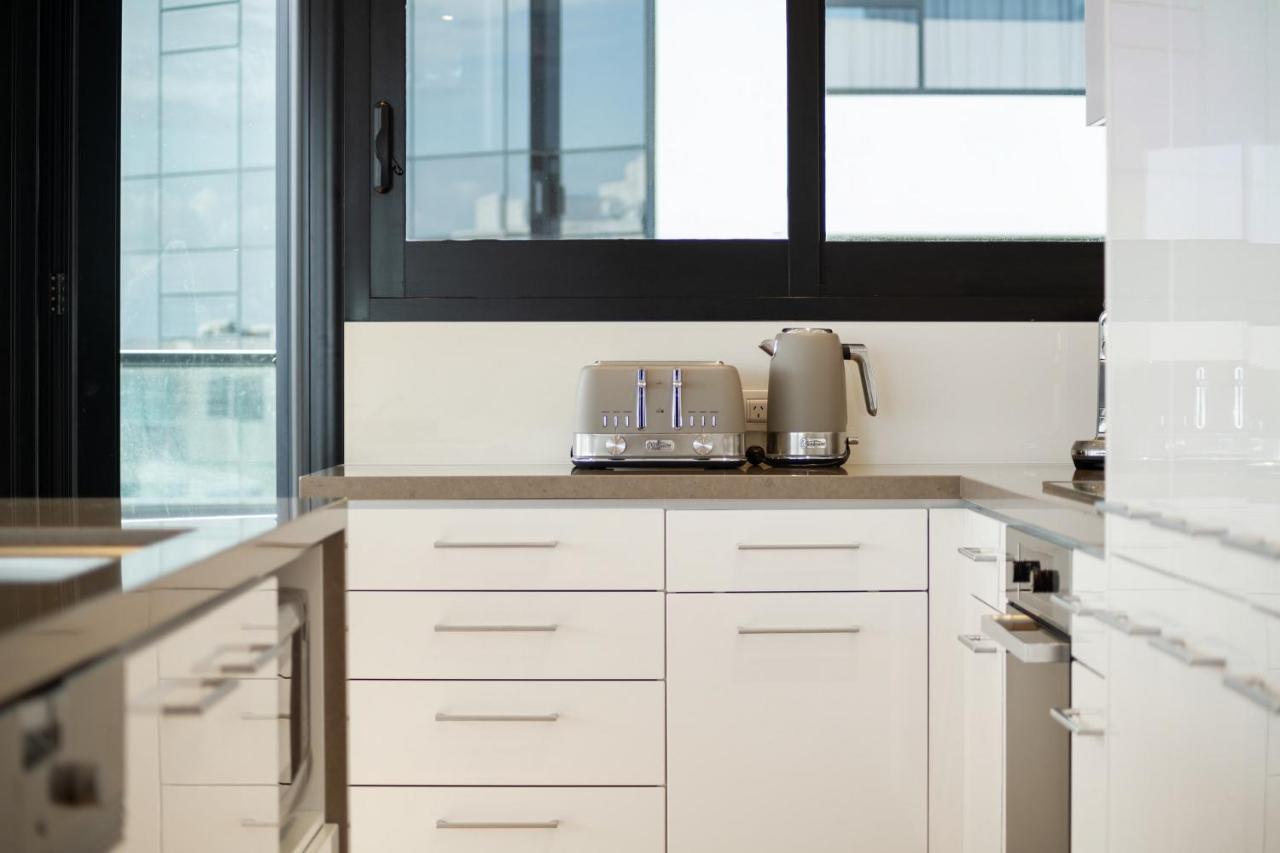 Appartement Superb Elevated Views Of Harbour With Heated Pool, Gym & Parking à Mount Maunganui Extérieur photo