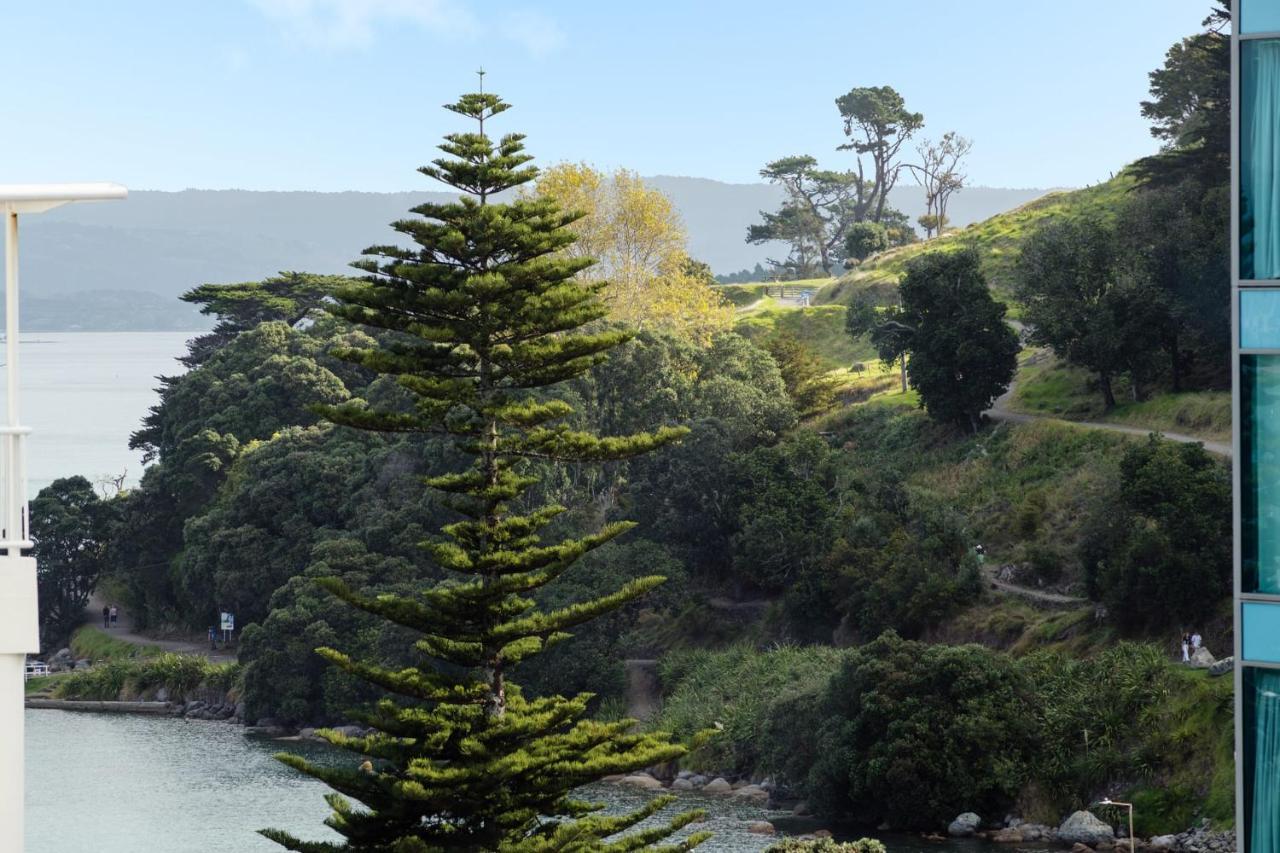 Appartement Superb Elevated Views Of Harbour With Heated Pool, Gym & Parking à Mount Maunganui Extérieur photo