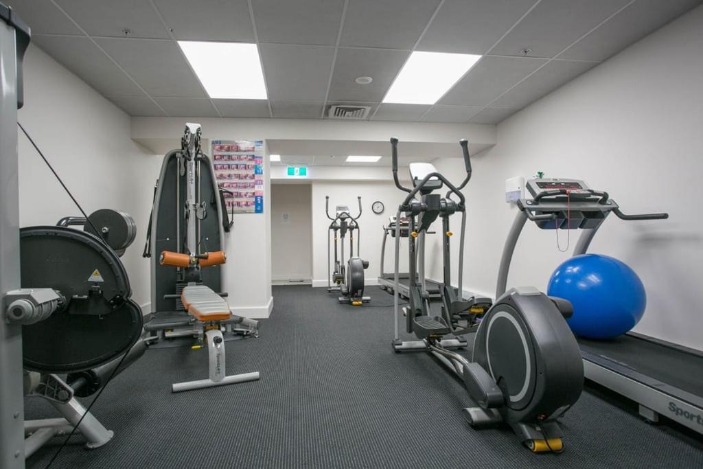 Appartement Superb Elevated Views Of Harbour With Heated Pool, Gym & Parking à Mount Maunganui Extérieur photo