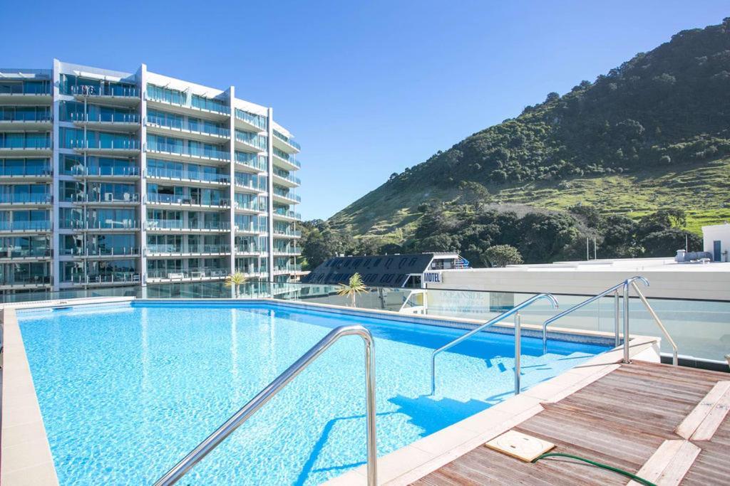 Appartement Superb Elevated Views Of Harbour With Heated Pool, Gym & Parking à Mount Maunganui Extérieur photo