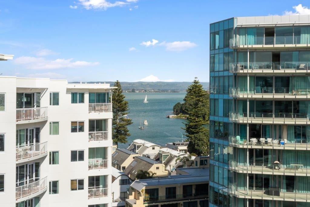 Appartement Superb Elevated Views Of Harbour With Heated Pool, Gym & Parking à Mount Maunganui Extérieur photo