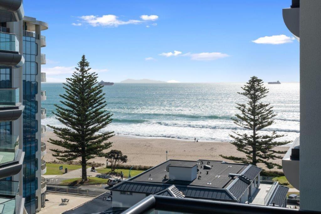 Appartement Superb Elevated Views Of Harbour With Heated Pool, Gym & Parking à Mount Maunganui Extérieur photo
